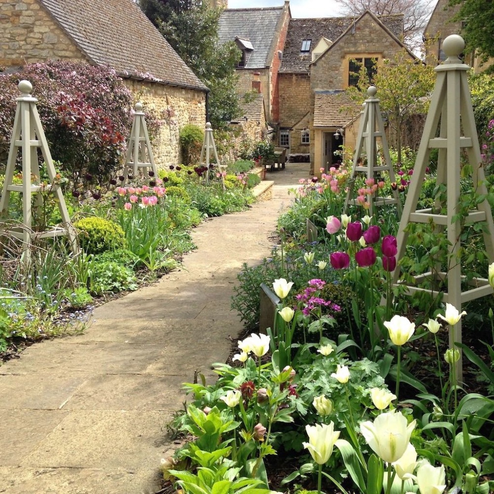 Classic Garden Obelisk Painted